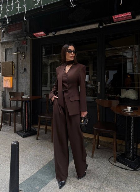 طقم بني أنيق