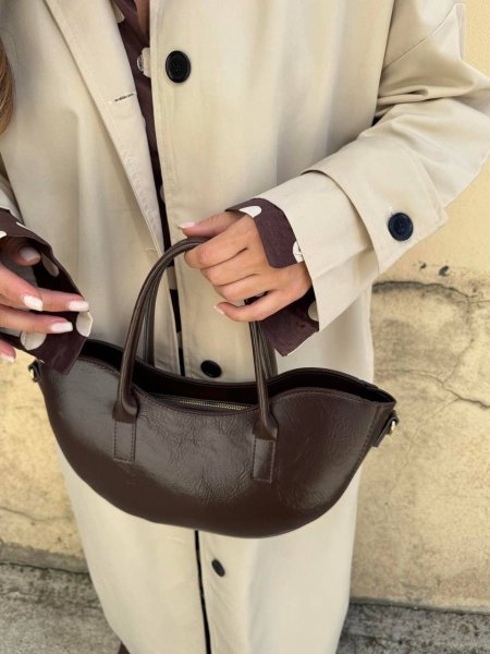 شنطة جلد باللون البني