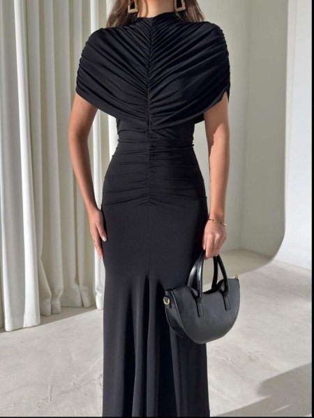 فستان  باللون الاسود