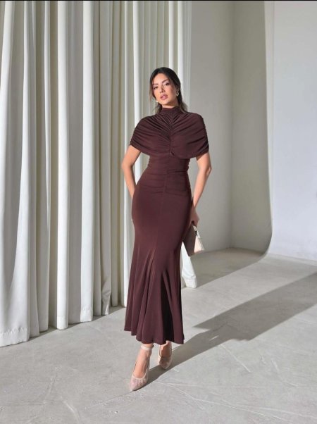 فستان باللون البني