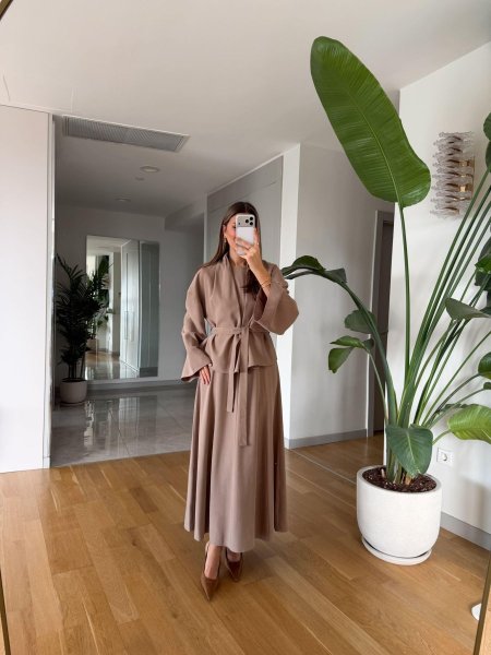 فستان الأناقة باللون البني