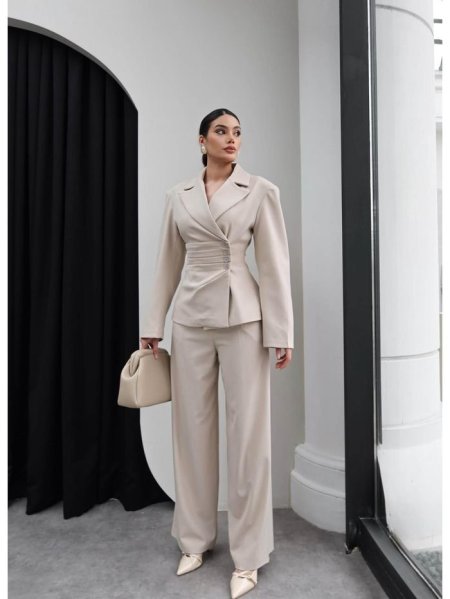 طقم رسمي بيج أنيق