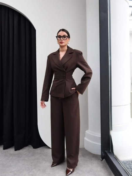 طقم رسمي بني أنيق