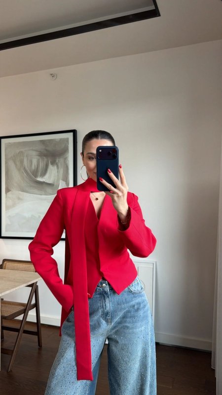 جاكيت مع لفحة باللون الأحمر