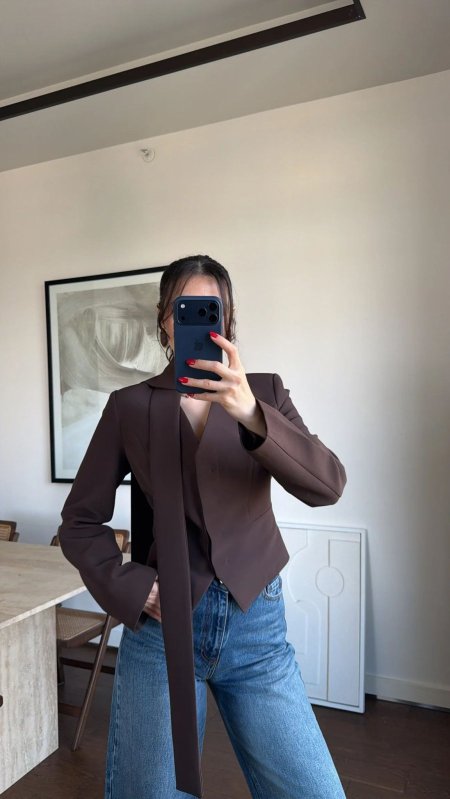 جاكيت مع لفحة باللون البني