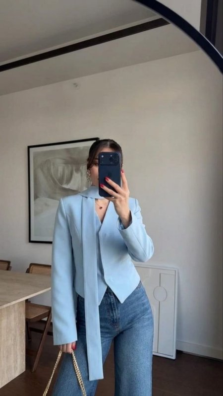 جاكيت مع لفحة باللون الأزرق السماوي