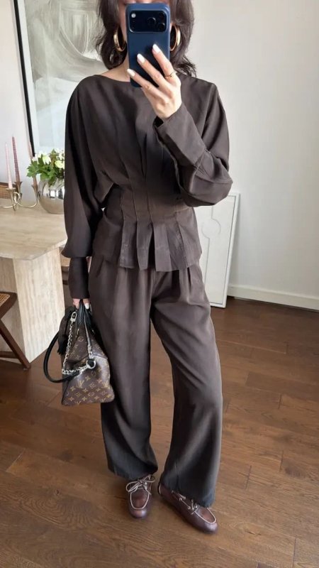 طقم بني أنيق