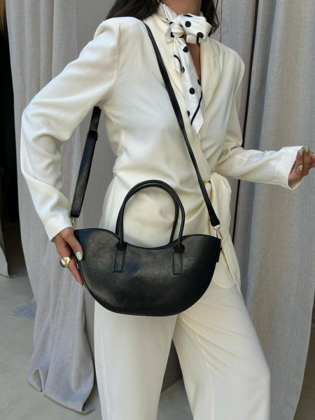 شنطة جلد باللون  الأسود