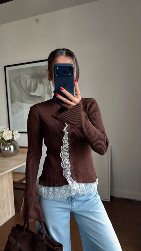 بلوزة دانتيل باللون البني