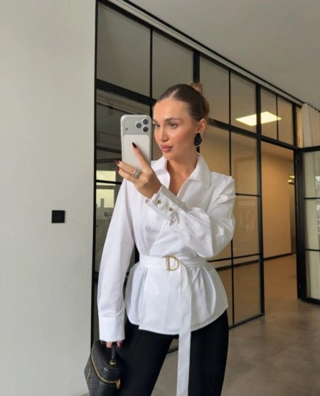 قميص أبيض بحزام خصر أنيق