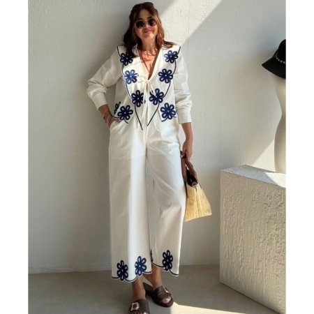 طقم أبيض وكحلي