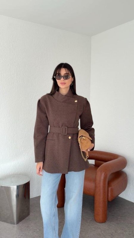 جكيت جوخ قصير باللون البني