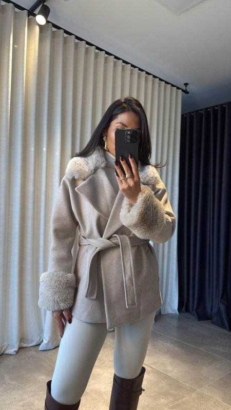 جكيت جوخ مع فرو باللون الاوفوايت